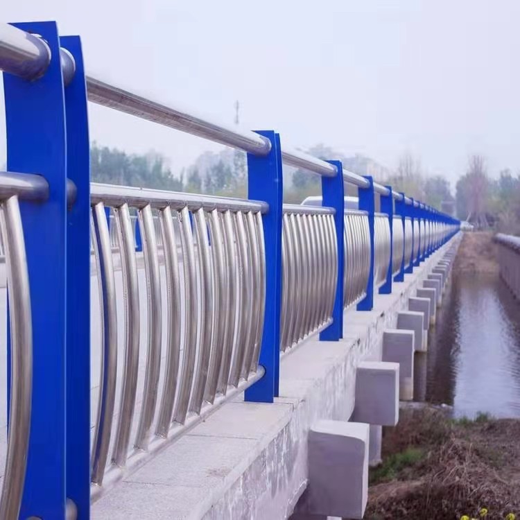 不锈钢栏杆主管壁厚按照国家的标准是1.2mm