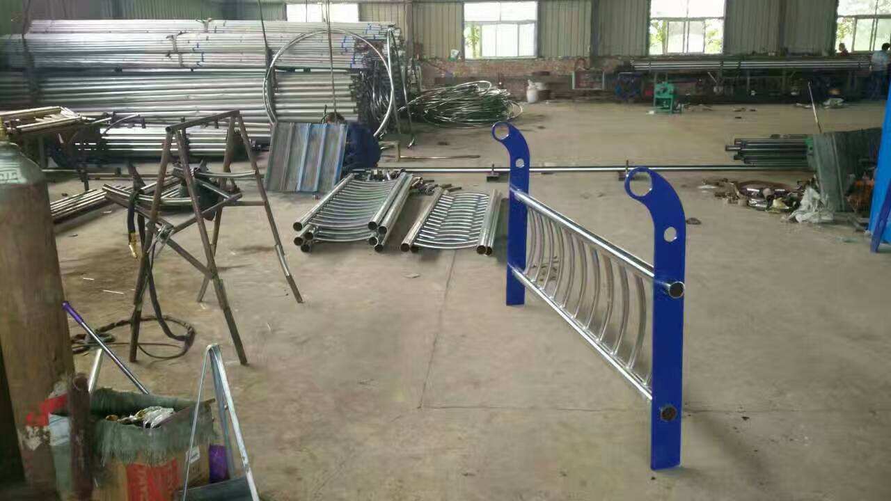 不锈钢复合管护栏安装2