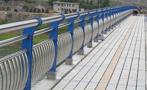 不锈钢复合管护栏的广泛运用